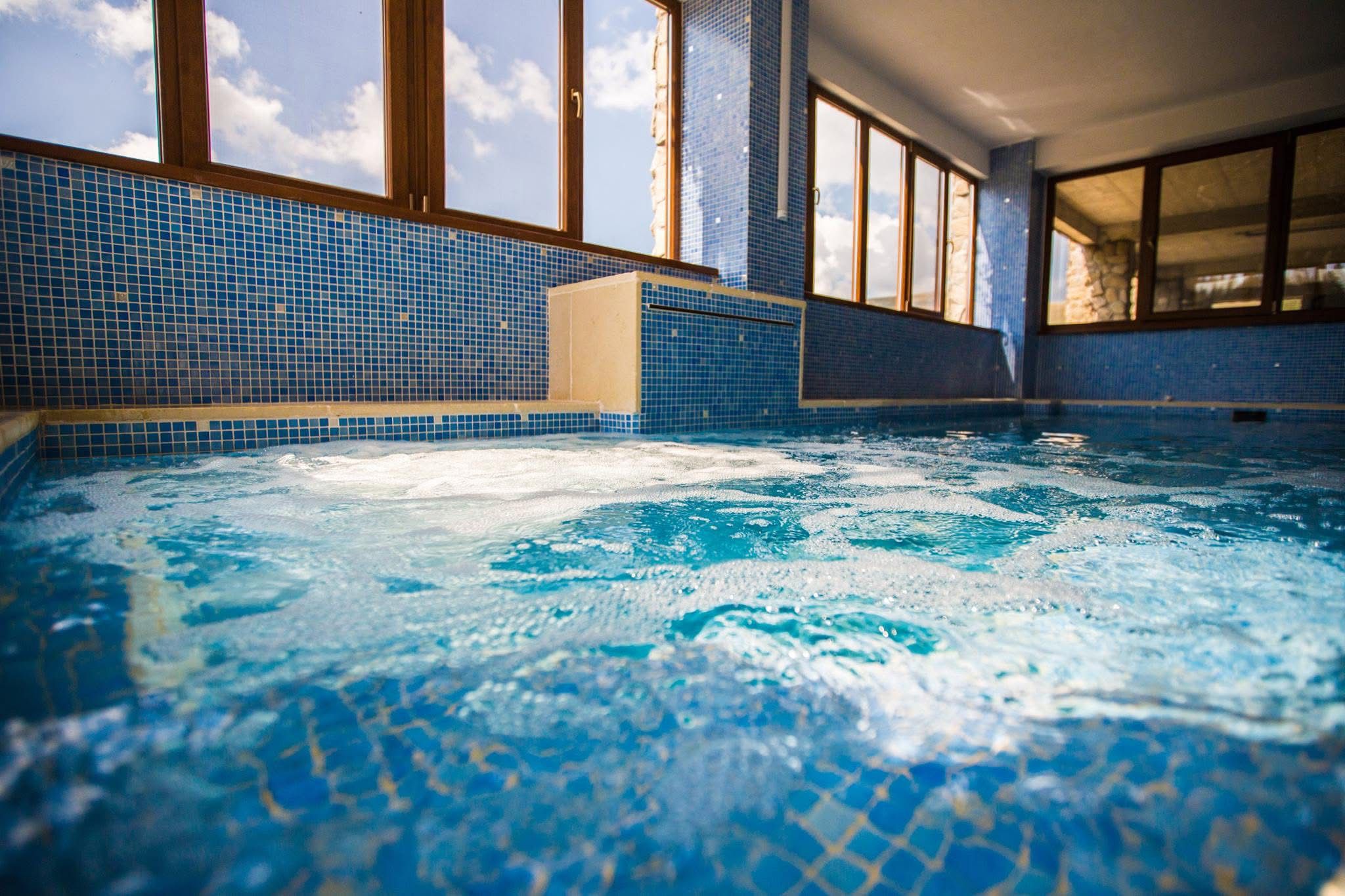 Piscina interioara si Jacuzzi