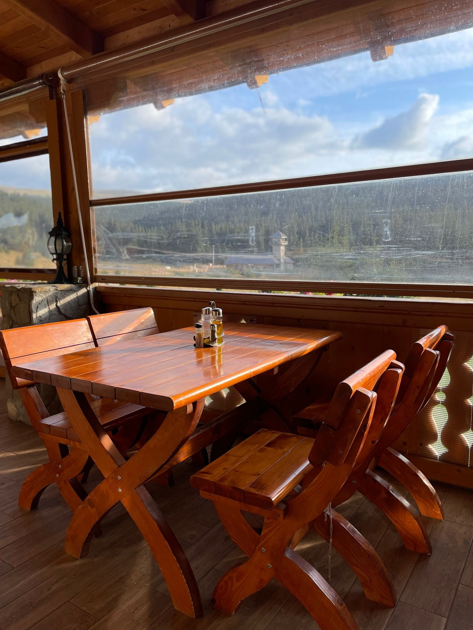 Interior restaurant Pensiunea Sureanu